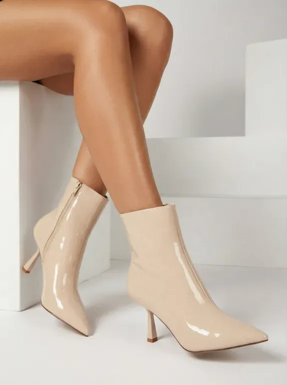 Royalfashion Bež lakirani ženski elegantni klasični škornji s stiletto peto